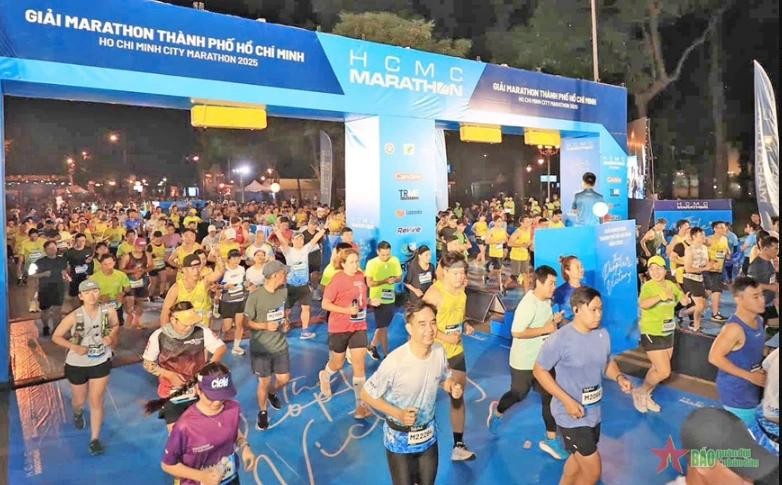 Over 10,000 runners join the 12th Ho Chi Minh City Marathon. (Photo: qdnd.vn)