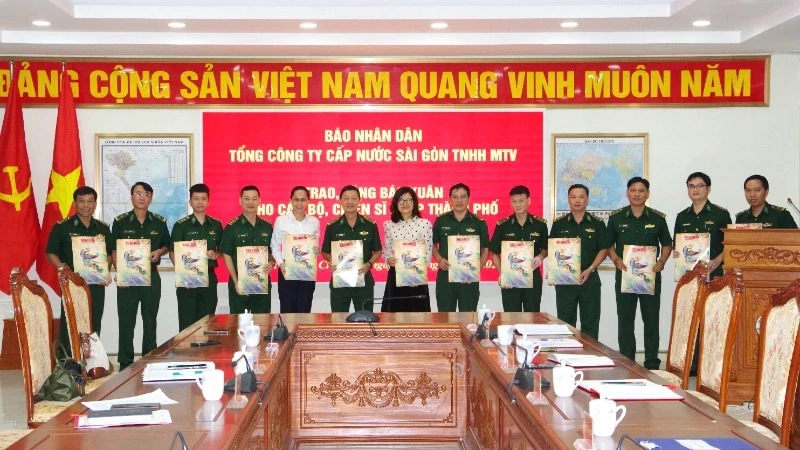 Nhan Dan Newspaper presents Tet issue to soldiers of Ho Chi Minh Municipal Border Guard