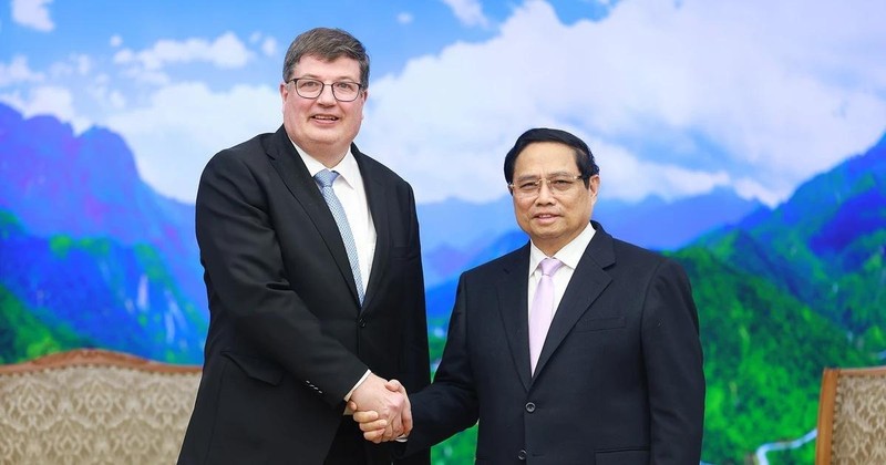 Prime Minister Pham Minh Chinh (R) and Arto Olavi Satonen, Minister for Employment from the Finnish Ministry of Economic Affairs and Employment, in Hanoi on January 13. (Photo: VNA)