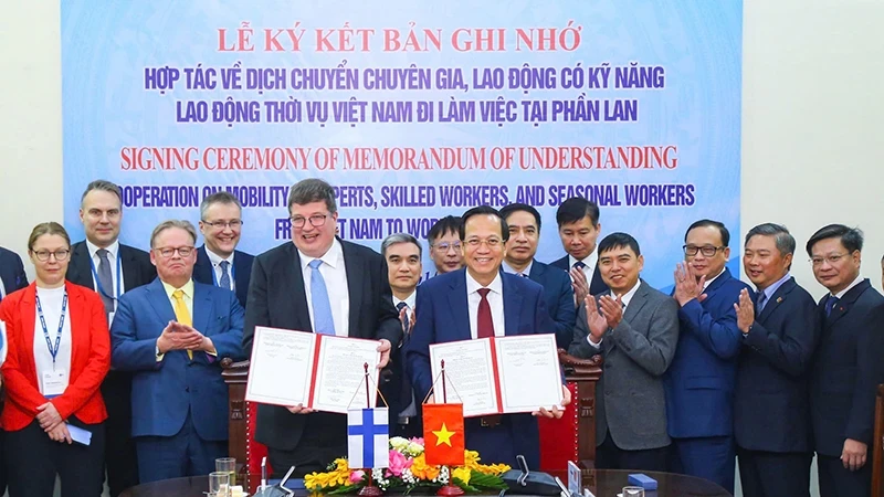 Minister of Labour, Invalids and Social Affairs Dao Ngoc Dung and Minister of Economic Affairs and Employment of Finland Arto Olavi Satonen at the signing ceremony. (Photo: Molisa)