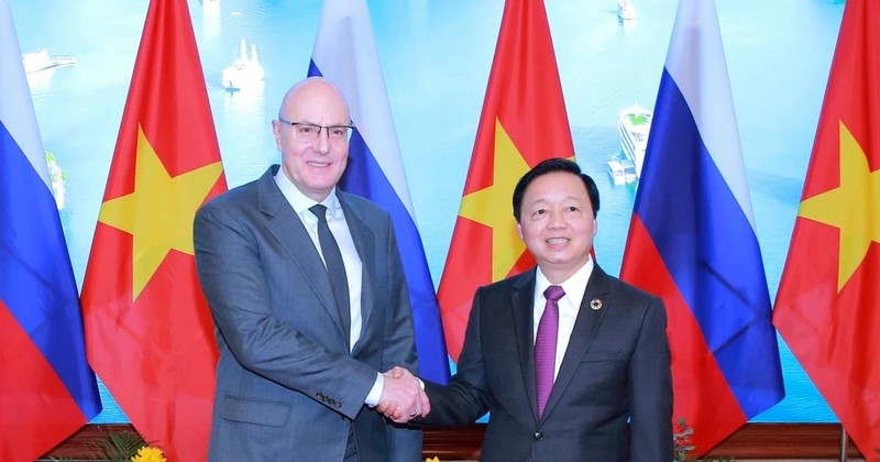 Deputy Prime Minister Tran Hong Ha (R) and his visiting Russian counterpart Dmitry Nikolayevich Chernyshenko in Hanoi on January 13. (Photo: VNA)