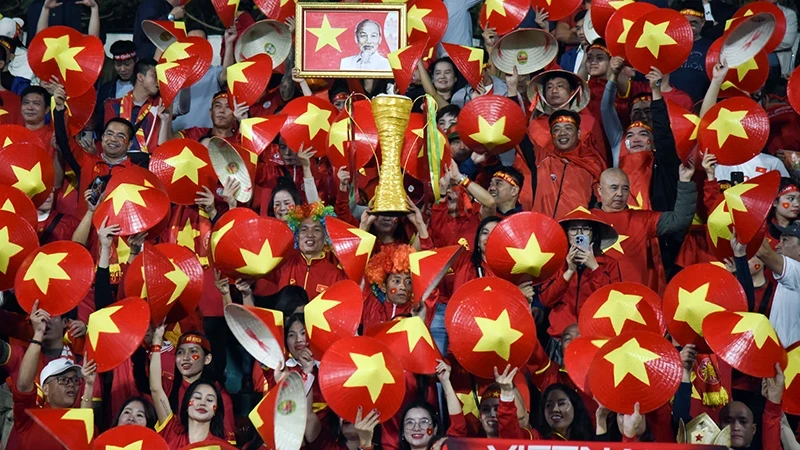 The enthusiastic support of fans is a great motivation for the men's football team to win the ASEAN Cup 2024. (Photo: KHANH AN)