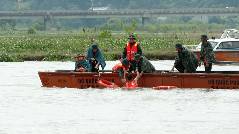 Gia Vien District (Ninh Binh) organises a drill on natural disaster prevention, control, and search and rescue on the Hoang Long River. (Photo: HONG NAM)