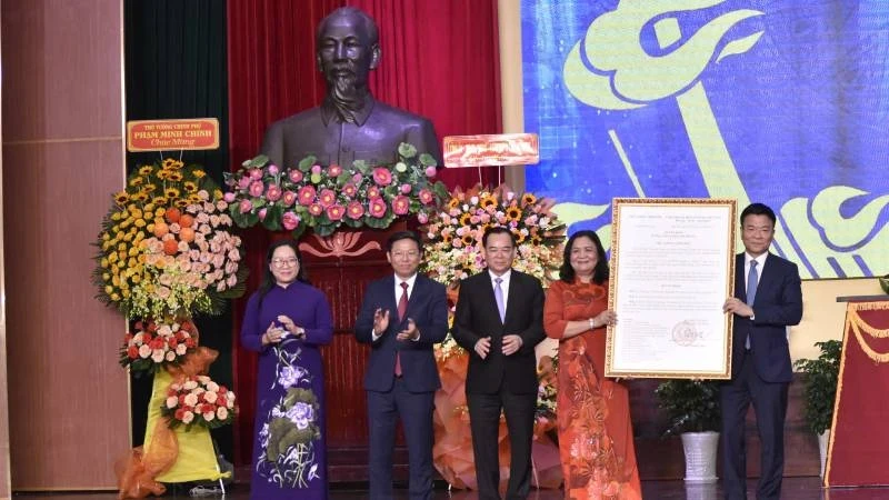 Deputy Prime Minister Le Thanh Long presented the prime minister's decision to recognise January 17 as Ben Tre Province's traditional day. (Photo: HOANG TRUNG)