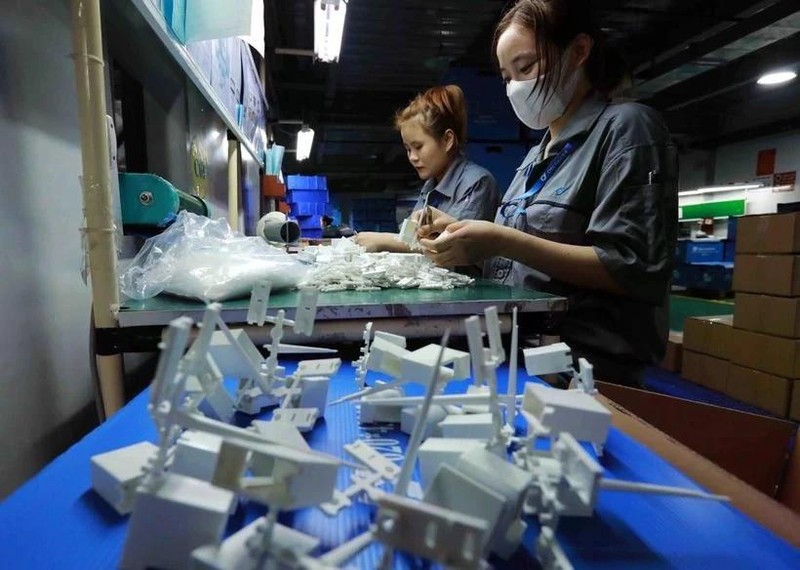 Workers at a Taiwanese company in An Duong industrial part, Hai Phong city. (Photo: VNA)