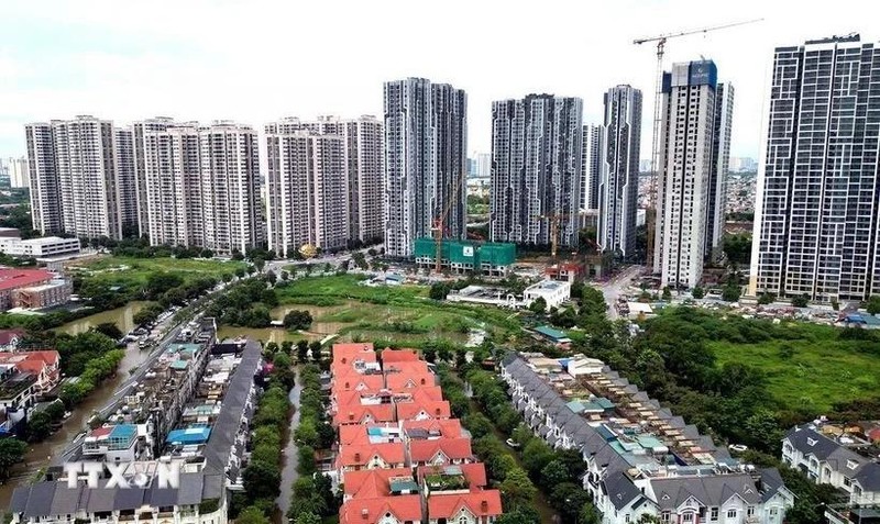 Prime Minister Pham Minh Chinh signs an official dispatch on strengthening oversight and addressing real estate market manipulation and speculation. (Photo: VNA)