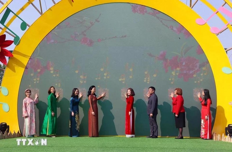 Spouse of the Party General Secretary Ngo Phuong Ly (fourth from left) and other delegates launch the cultural diplomacy programme themed A Concert of Vietnamese Tet (Photo: VNA)