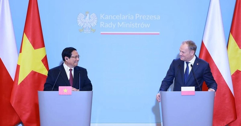 Prime Minister Pham Minh Chinh (L) and his Polish counterpart Donald Tusk at the joint press conference in Warsaw on January 16. (Photo: VNA)