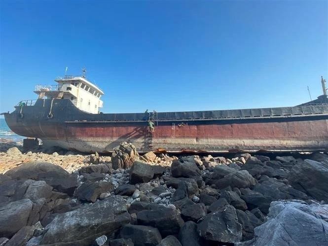 The Chinese cargo ship is stranded on a rocky beach of Ha Mai island, Ngoc Vung commune, Van Don district , the northern province of Quang Ninh. (Photo: VNA)