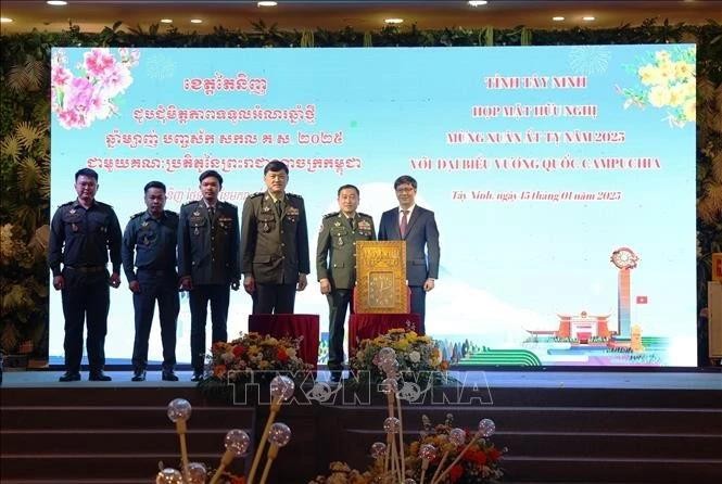 Leaders of Cambodian units present Lunar New Year gifts to an official from Tay Ninh as part of the event. (Photo: VNA)