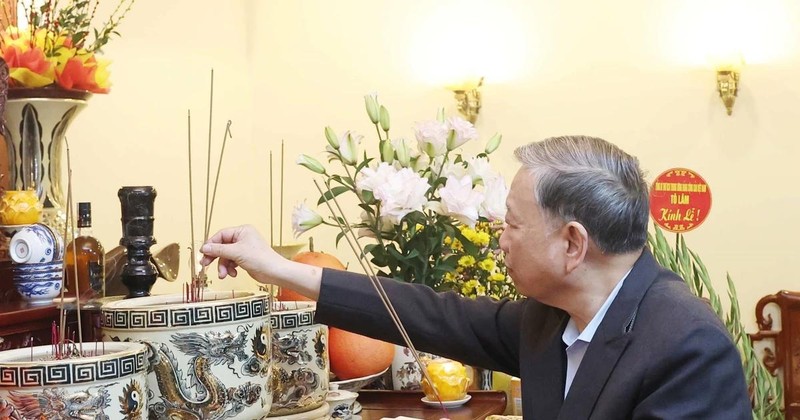 Party General Secretary To Lam offers incense in tribute to late Party General Secretary Le Kha Phieu. (Photo: VNA)