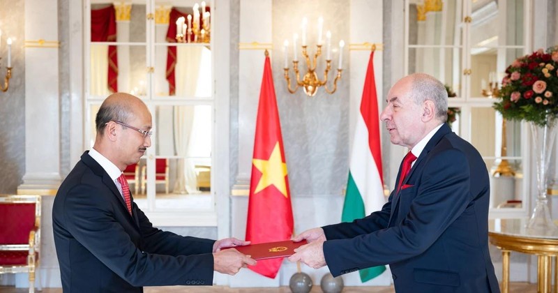 Vietnamese Ambassador to Hungary Bui Le Thai (L) presents his credentials to Hungarian President Tamás Sulyok. (Photo: VNA)