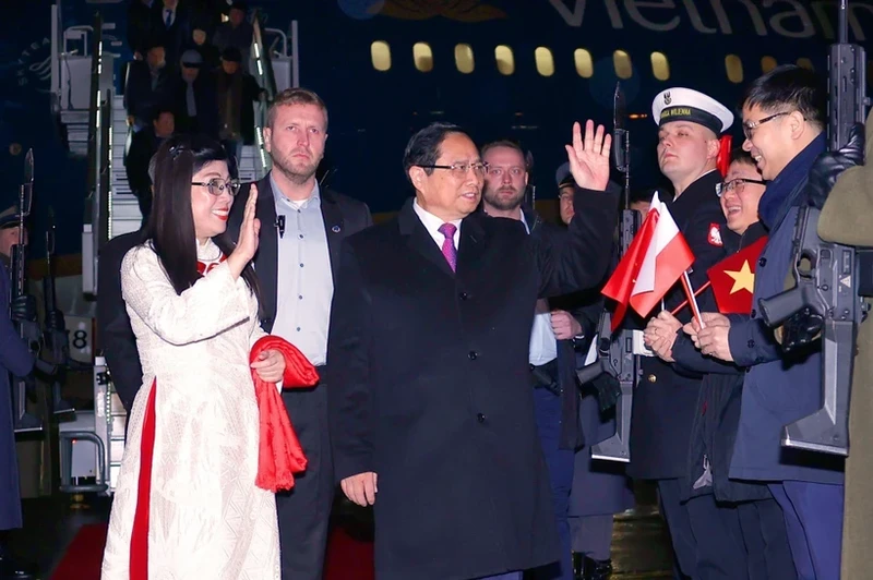 Prime Minister Pham Minh Chinh and his spouse Le Thi Bich Tran at Frédéric Chopin Airport. (Photo: VNA)