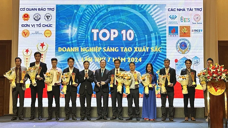 The representative of the Organising Committee presented the Golden Cup to honour the top ten innovative enterprises in Vietnam in 2024.