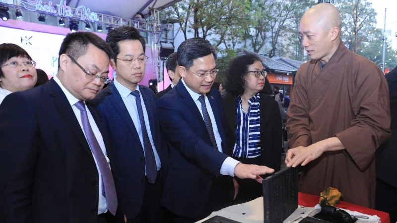 Delegates learn about traditional printing techniques at Spring Book Street.