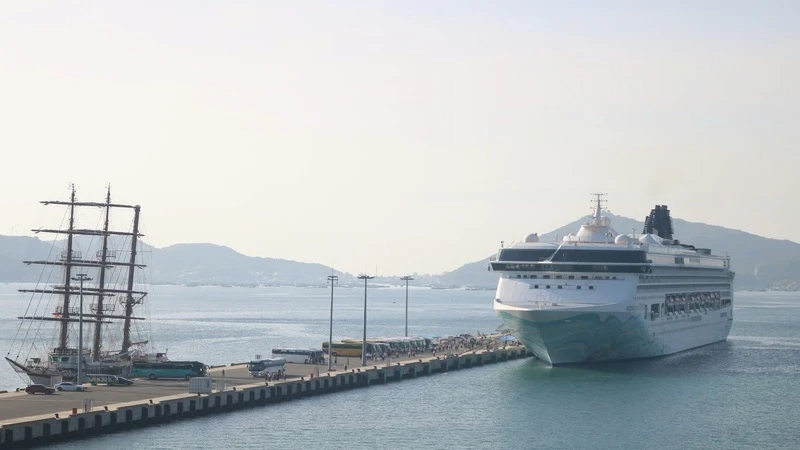 Photo: The Norwegian Spirit international cruise ship arrives at Cam Ranh International Port.