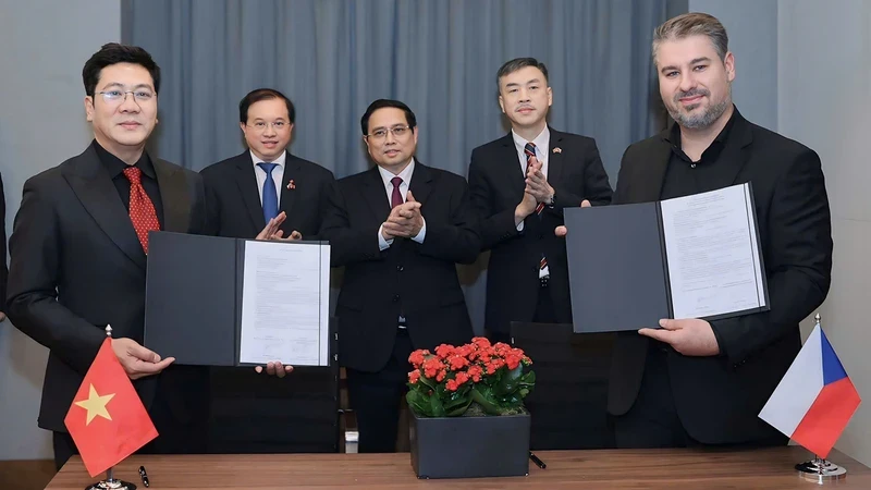 Photo: Prime Minister Pham Minh Chinh witnessed the signing ceremony of the cooperation agreement between the Vietnam National Academy of Music and the Bohemia Prague Symphony Orchestra. (Photo: The Vietnam National Academy of Music)
