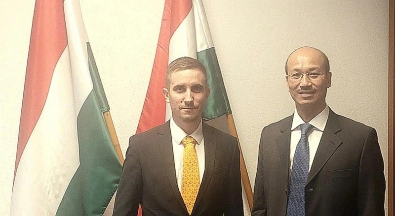 Hungarian Deputy State Secretary for Development of Eastern Relations at the Ministry of Foreign Affairs and Trade Stifter Adam (L) receives Vietnamese Ambassador to Hungary Bui Le Thai. (Photo: VOV)