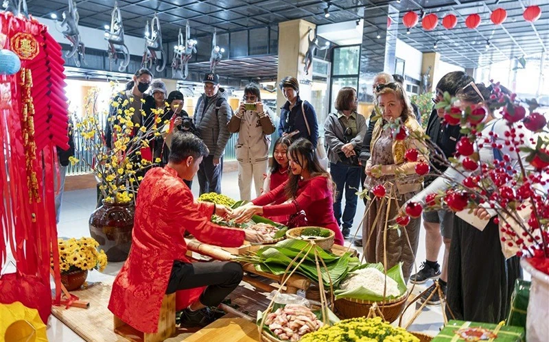 International tourists experience Vietnamese Tet at the Sun World Ba Na Hills tourist area, Da Nang. (Photo: ANH DAO)