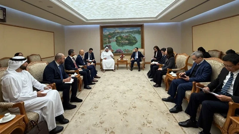 Deputy Prime Minister receives UAE Minister of Investment