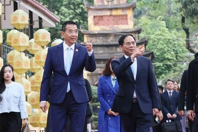 Deputy PM and FM Bui Thanh Son (right) and Thai FM Maris Sangiampongsa visit the Thang Long Imperial Citadel. (Photo: VNA)