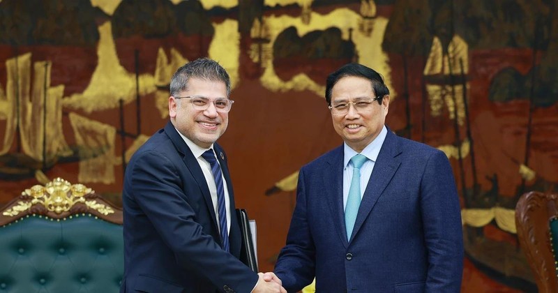 PM Pham Minh Chinh (R) and Chairman and General Director of AstraZeneca Vietnam Nitin Kapoor (Photo: VNA)