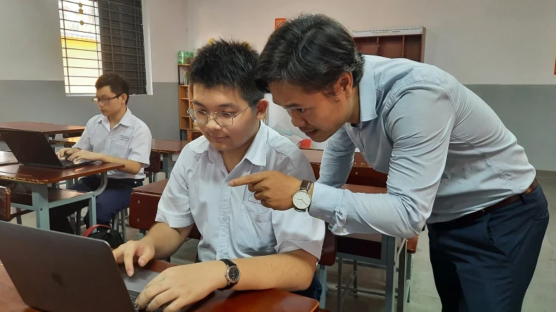 Students of Le Hong Phong High School for the Gifted in Ho Chi Minh City learn AI at school (Photo: CAO TAN)