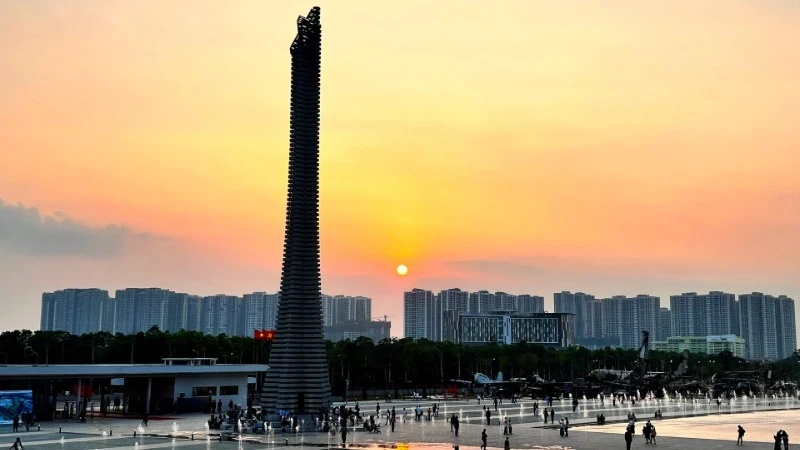 Vietnam Military History Museum attracts a large number of visitors. (Photo: NGUYEN DANG)