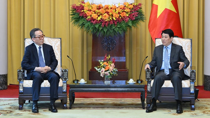 President Luong Cuong and RoK Minister of Foreign Affairs Cho Tae-yul at the reception