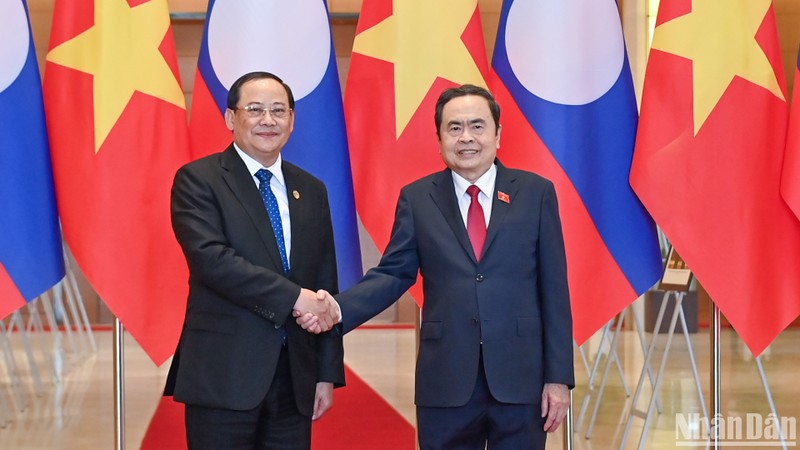 NA Chairman Tran Thanh Man and Lao Prime Minister Sonexay Siphandone.