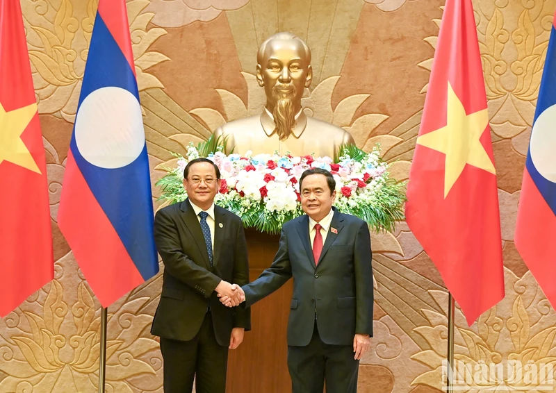Chairman of the National Assembly Tran Thanh Man meets Lao Prime Minister Sonexay Siphandone. (Photo: NDO)