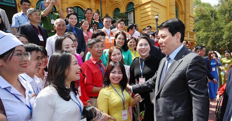 State President Luong Cuong meets with exemplary individuals featured in the Vietnam Television (VTV) programme "Viec tu te" (“Acts of Kindness”) on April 16. (Photo: VNA)