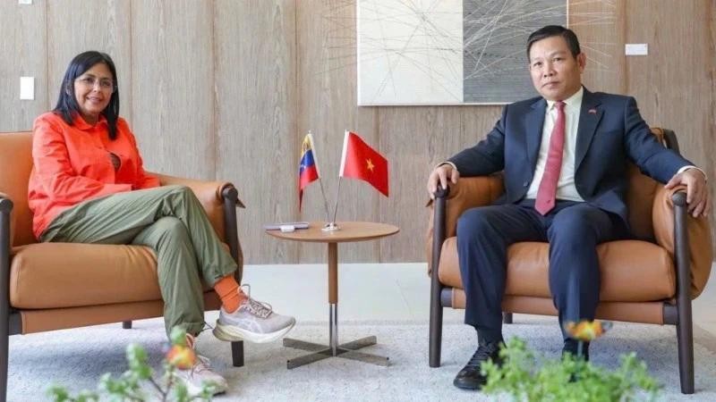 Venezuela’s Executive Vice President Delcy Rodríguez meets with Vietnamese Ambassador to Venezuela Vu Trung My. (Photo: Vietnamese Embassy in Venezuela)