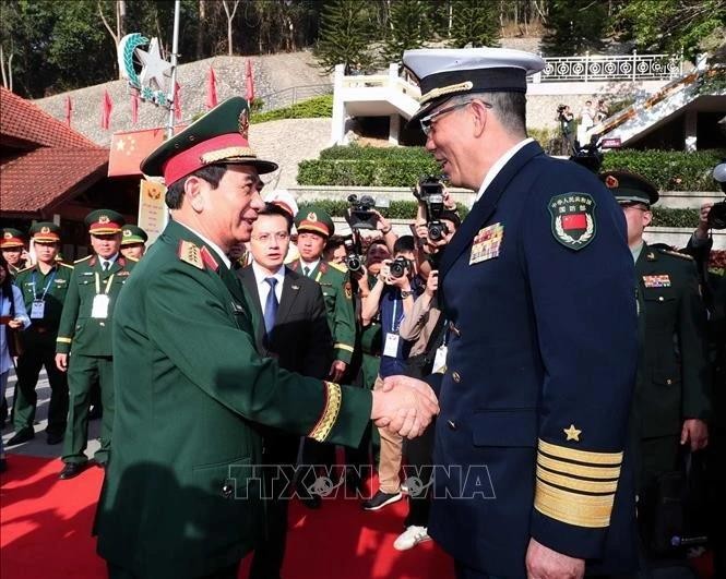 Vietnamese Minister of National Defence General Phan Van Giang (L) and Chinese Minister of National Defence Senior Lieutenant General Dong Jun. (Photo: VNA)