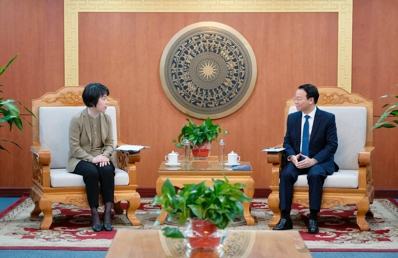 Minister of Agriculture and Environment Do Duc Duy receives Deputy Minister of Ecology and Environment of China Guo Fang on the morning of April 16 in Hanoi. (Photo: Quynh Chi)