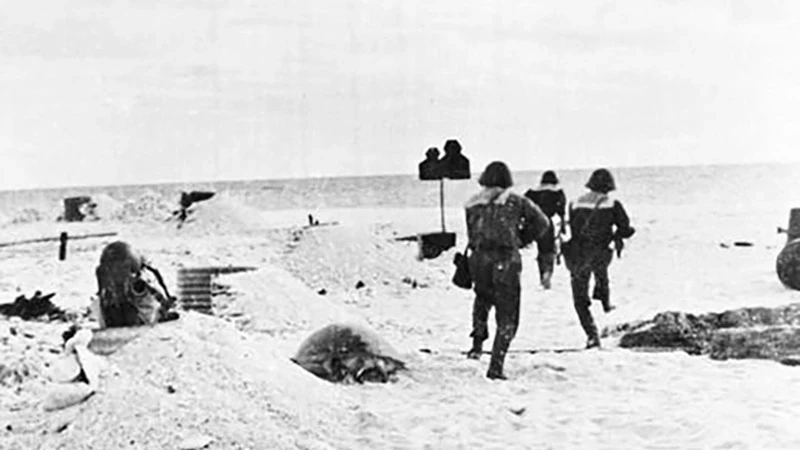 Naval Commando Brigade 126 liberates Son Ca Island, Truong Sa Archipelago, on April 25, 1975. (Photo: Le Nhat/VNA)