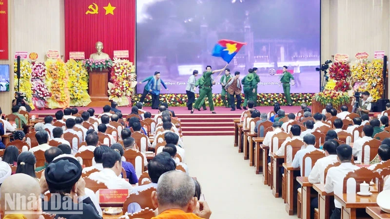 An art performance celebrating the 50th anniversary of the Liberation of the South and National Reunification.