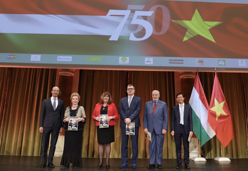 Ambassador Bui Le Thai (L) presents a special commemorative publication produced in collaboration with Eurasia Magazine
