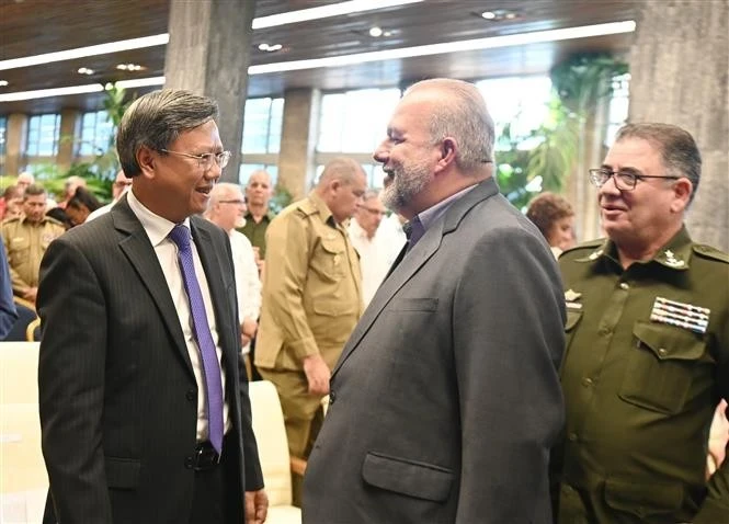 Cuban Prime Minister Manuel Marrero Cruz and Vietnamese Ambassador Le Quang Long at the ceremony. (Photo: VNA)