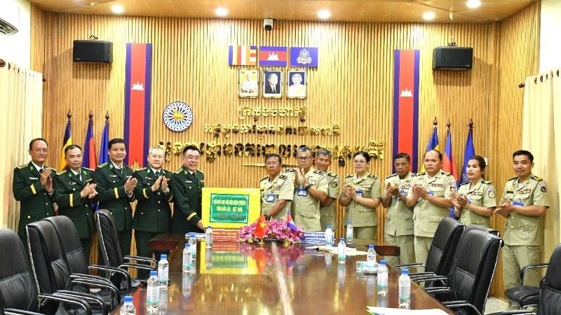 Leaders of the Dak Lak Border Guard Command conveyed New Year wishes and presented gifts to the Police Department of Mondulkiri Province, Kingdom of Cambodia.