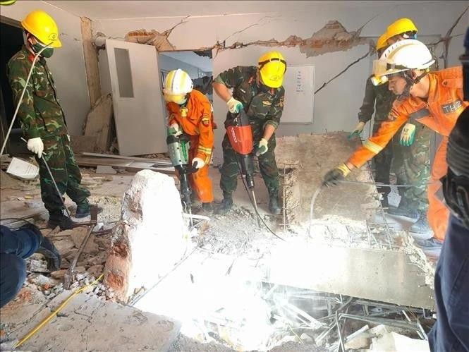 Sappers of the Vietnam People's Army and the rescue team of Myanmar and the UAE manage to reach the location where the victims are buried. (Photo: VNA)