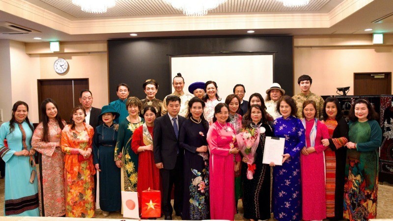 Representatives of the Vietnamese Ao Dai Heritage Club posed for commemorative photos with officials from the Vietnamese Embassy in Japan.