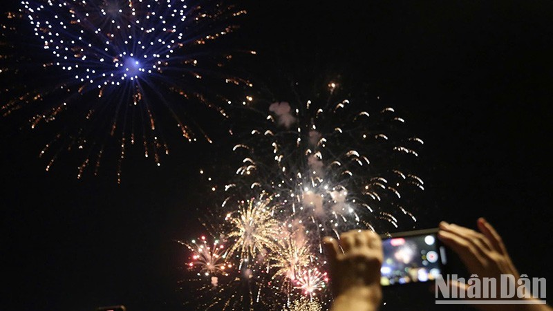 Ho Chi Minh City will hold high-altitude fireworks displays over three days to celebrate Southern Liberation and National Reunification Day (April 30). (Photo by The Anh)