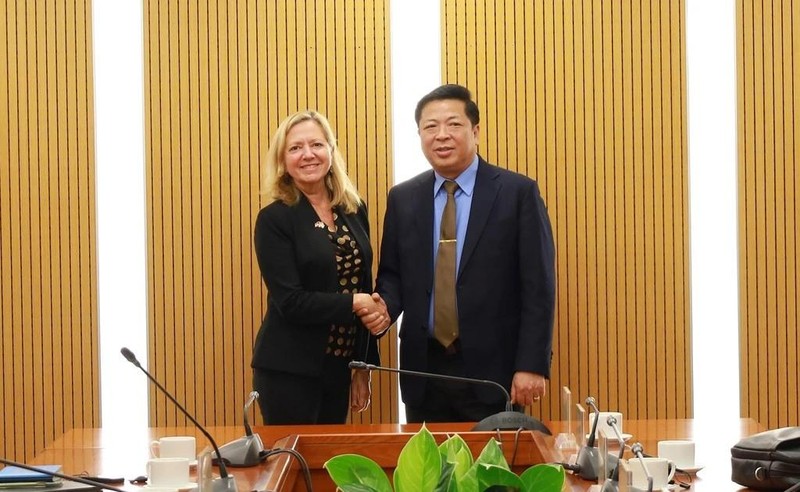 Minister of Construction Tran Hong Minh (R) receives Mariam Sherman, WB Country Director for Vietnam, Cambodia, and Lao in Hanoi on April 18. (Photo: VNA)