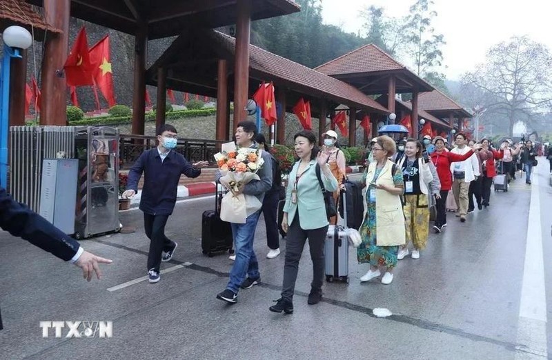 Chinese tourists entering Vietnam through Huu Nghi International Border Gate, Lang Son. (Photo: VNA)