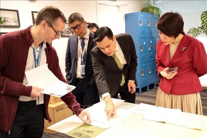 Vietnam-relating documents at the UN Archives and Records Management Section are showed to the Vietnamese delegation. (Photo: VNA)