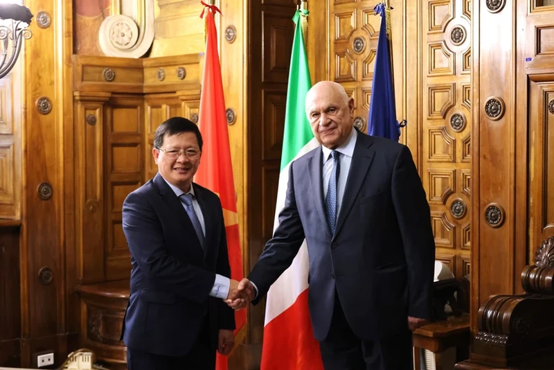 Deputy Minister of Justice Mai Luong Khoi (L) in a meeting with Italian Minister of Justice Carlo Nordio (Photo: VNA)