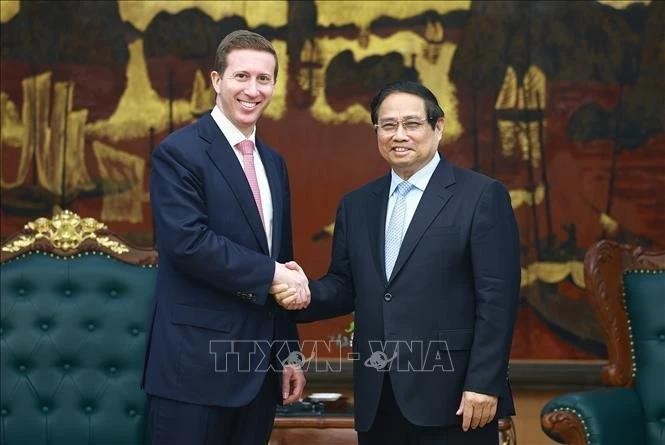 Prime Minister Pham Minh Chinh (R) receives Warburg Pincus CEO Jeffrey Perlman (Photo: VNA)