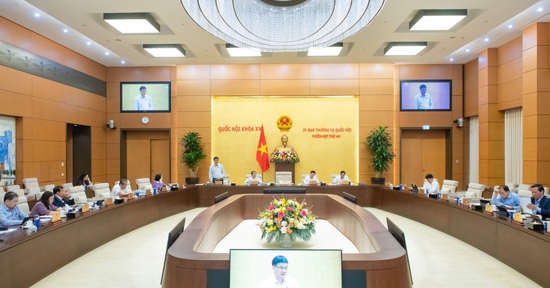 Minister of Finance Nguyen Van Thang presents the report. (Photo: DUY LINH)