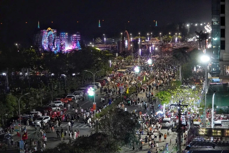 Thousands of tourists from all over the world come to attend the Cua Lo Tourism Festival in 2025.